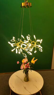 Новый современный декоративный потолок в гостиной с подсветной подвеской